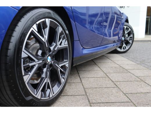 BMW 1 Serie 120 M Sport Automaat / Sportstoelen / Achteruitrijcamera / M Adaptief onderstel / Stoelverwarming ActivLease financial lease