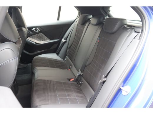 BMW 1 Serie 120 M Sport Automaat / Sportstoelen / Achteruitrijcamera / M Adaptief onderstel / Stoelverwarming ActivLease financial lease