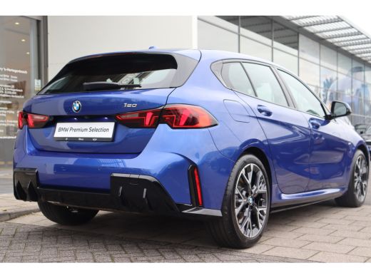 BMW 1 Serie 120 M Sport Automaat / Sportstoelen / Achteruitrijcamera / M Adaptief onderstel / Stoelverwarming ActivLease financial lease