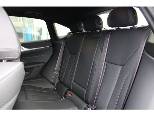 BMW i4 eDrive40 M Sport / Schuif-kanteldak / Achteruitrijcamera / Comfort Access / Adaptieve LED / Stoel... ActivLease financial lease