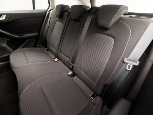 Ford Focus 1.0 EcoBoost Titanium Sport Automaat (APPLE CARPLAY, GROOT NAVI, CLIMATE, TREKHAAK, SPORTSTOELEN,... ActivLease financial lease