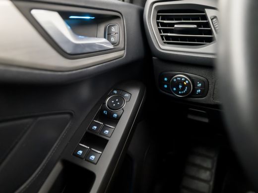 Ford Focus 1.0 EcoBoost Titanium Sport Automaat (APPLE CARPLAY, GROOT NAVI, CLIMATE, TREKHAAK, SPORTSTOELEN,... ActivLease financial lease