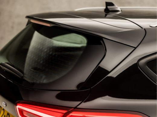 Ford Focus 1.0 EcoBoost Titanium Sport Automaat (APPLE CARPLAY, GROOT NAVI, CLIMATE, TREKHAAK, SPORTSTOELEN,... ActivLease financial lease