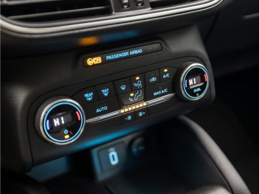 Ford Focus 1.0 EcoBoost Titanium Sport Automaat (APPLE CARPLAY, GROOT NAVI, CLIMATE, TREKHAAK, SPORTSTOELEN,... ActivLease financial lease