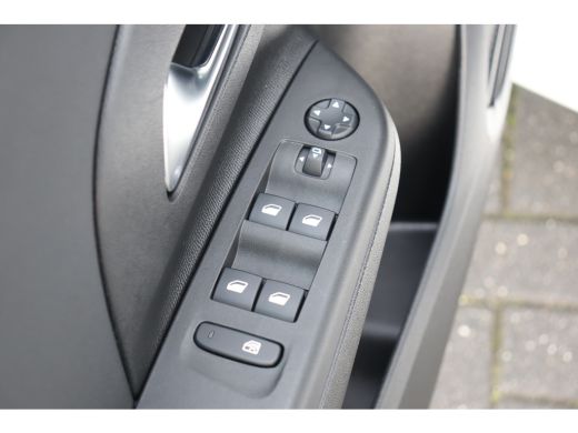 Opel Corsa 1.2 75PK 5-DRS ELEGANCE GS-LINE / NAVI / LEDER / CLIMA / LED / PDC / 17" LMV / UNIEK / CAMERA / P... ActivLease financial lease