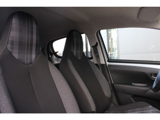 Peugeot 108 1.0 e-VTi Allure | Navi by app | Camera | Climate control | All season | 51.000km | LED | Mistlam... ActivLease financial lease