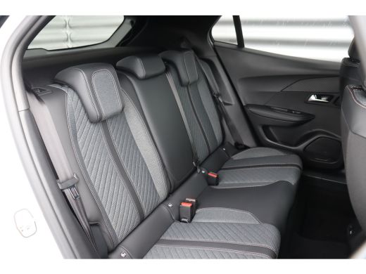 Peugeot 2008 1.2 PURETECH 130PK ALLURE PACK AUTOMAAT / NAVI / LEDER / CLIMA / LED / PDC / 17" LMV / CAMERA / W... ActivLease financial lease