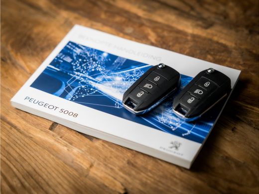 Peugeot 5008 1.2 PureTech Premium Sport 7 Persoons (APPLE CARPLAY, GROOT NAVI, CLIMATE, LEDER, SFEERVERLICHTIN... ActivLease financial lease