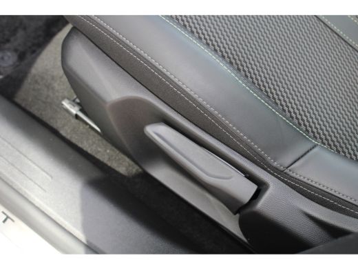 Peugeot e-208 EV GT 50 kWh | Navigatie | Panoramadak | Camera voor + achter | Fase 3 | BTW | Nieuw model | ActivLease financial lease