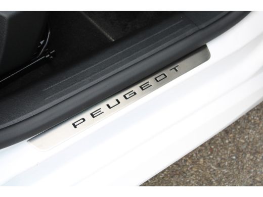 Peugeot e-208 EV GT 50 kWh | Navigatie | Panoramadak | Camera voor + achter | Fase 3 | BTW | Nieuw model | ActivLease financial lease