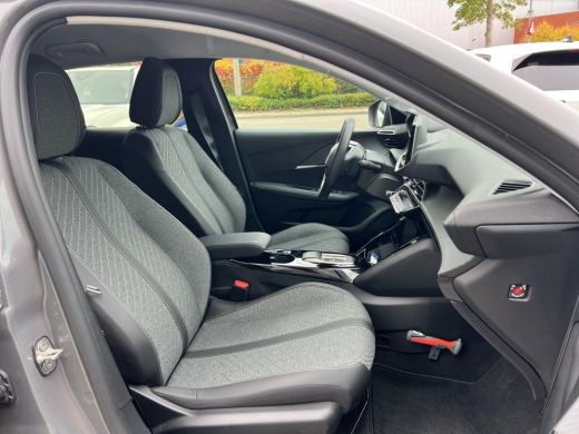 Peugeot e-208 EV Style 50 kWh | Automaat | Navigatie | Stoelverwarming | Fase 3 | BTW | 19.000km | Nieuw model | ActivLease financial lease