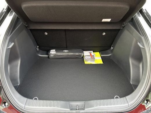 Toyota C-HR 1.8 Hybrid 140 Dynamic | Nieuwe auto | Direct uit voorraad leverbaar | ActivLease financial lease