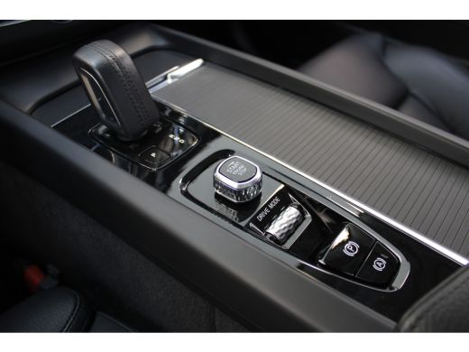 Volvo  XC60 B5 250PK Momentum Exclusive | 19'' | Panoramadak | Head-up | H&K Audio | Stoel verw. | Achteruitr... ActivLease financial lease