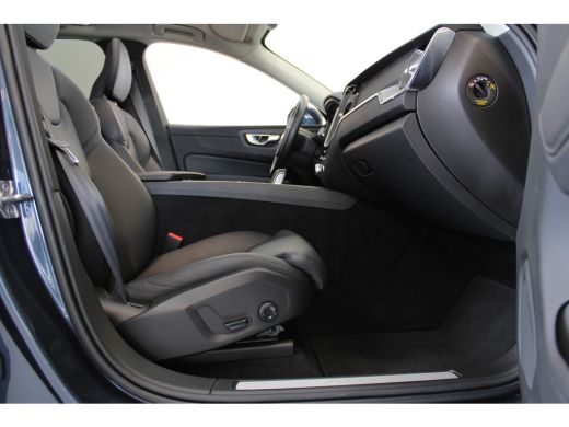 Volvo  XC60 B5 250PK Momentum Exclusive | 19'' | Panoramadak | Head-up | H&K Audio | Stoel verw. | Achteruitr... ActivLease financial lease