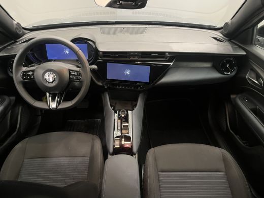 Alfa Romeo Junior 1.2 Turbo Hybrid Ibrida Speciale 17" Lichtmetaal | Adaptieve Cruise | Leder/Stof | Digitaal Dashb... ActivLease financial lease