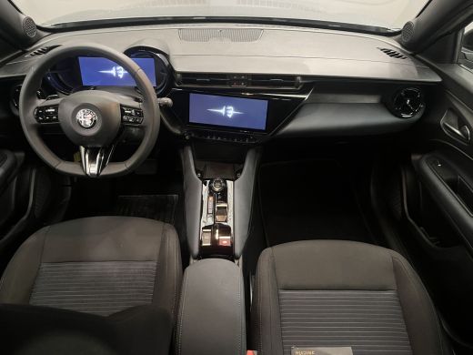 Alfa Romeo Junior 1.2 Turbo Hybrid Ibrida Speciale 17" Lichtmetaal | Adaptieve Cruise | Leder/Stof | Digitaal Dashb... ActivLease financial lease