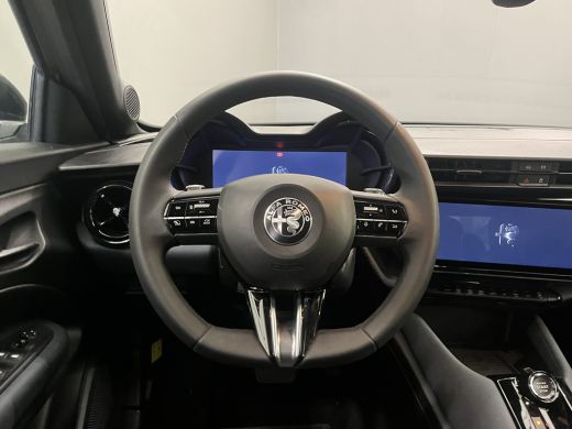Alfa Romeo Junior 1.2 Turbo Hybrid Ibrida Speciale 17" Lichtmetaal | Adaptieve Cruise | Leder/Stof | Digitaal Dashb... ActivLease financial lease