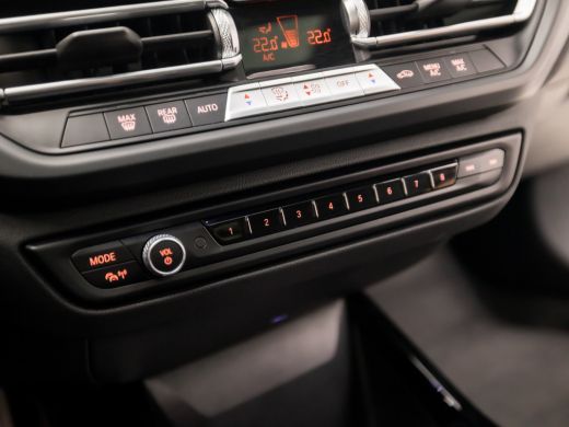 BMW 1 Serie 118i M Sport Automaat (PANORAMADAK, M PAKKET, APPLE CARPLAY, GETINT GLAS, LEDER, SPORTSTOELEN, PA... ActivLease financial lease