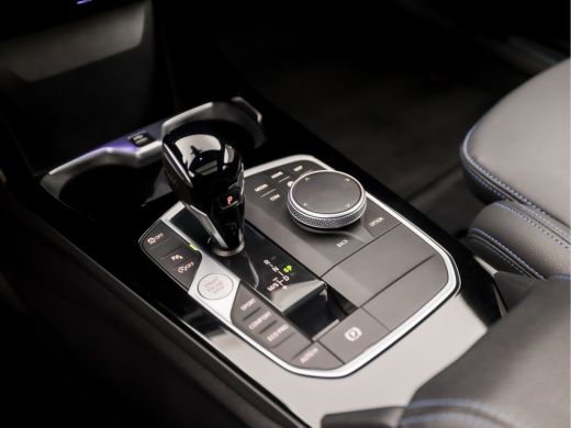 BMW 1 Serie 118i M Sport Automaat (PANORAMADAK, M PAKKET, APPLE CARPLAY, GETINT GLAS, LEDER, SPORTSTOELEN, PA... ActivLease financial lease