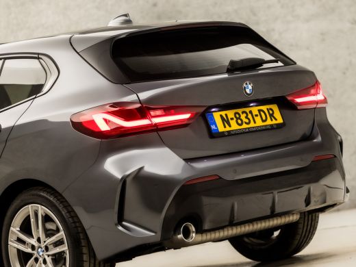 BMW 1 Serie 118i M Sport Automaat (PANORAMADAK, M PAKKET, APPLE CARPLAY, GETINT GLAS, LEDER, SPORTSTOELEN, PA... ActivLease financial lease