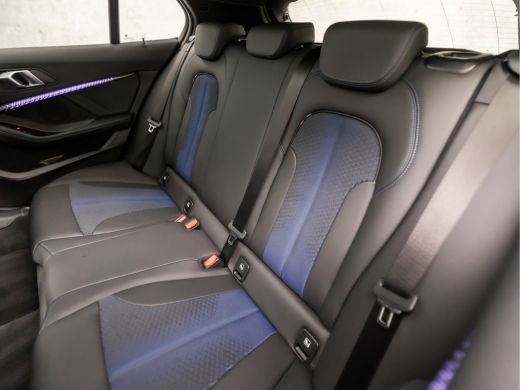 BMW 1 Serie 118i M Sport Automaat (PANORAMADAK, M PAKKET, APPLE CARPLAY, GETINT GLAS, LEDER, SPORTSTOELEN, PA... ActivLease financial lease