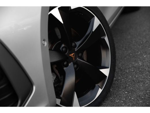 CUPRA Leon 1.4 TSI e-Hybrid 204pk Essential Limited | Achteruitrijcamera | Keyless | Adaptive Cruise 18" | A... ActivLease financial lease