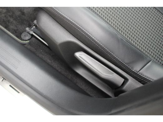 Peugeot 208 1.2 PureTech GT-Line | Automaat | Navigatie | Camera | Black Diamond | All season | 22.000km | ActivLease financial lease