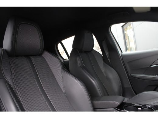 Peugeot 208 1.2 PureTech GT-Line | Automaat | Navigatie | Camera | Black Diamond | All season | 22.000km | ActivLease financial lease