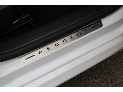 Peugeot 208 1.2 PureTech GT-Line | Automaat | Navigatie | Camera | Black Diamond | All season | 22.000km | ActivLease financial lease