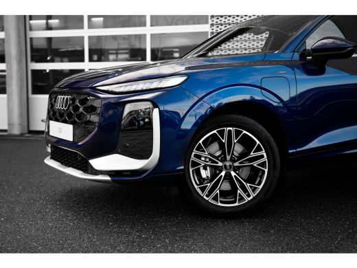 Audi Q3 S edition | Adaptive cruise control | Audi sound system | Cruise control ActivLease financial lease