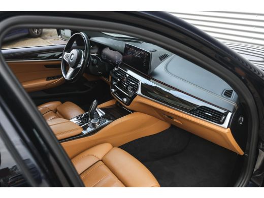 BMW 5 Serie Touring 530e High Executive M Sport Automaat / Panoramadak / Trekhaak / Stoelventilatie / Soft-Cl... ActivLease financial lease