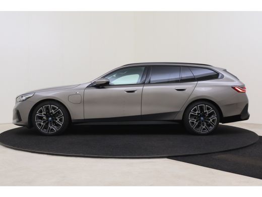 BMW 5 Serie Touring 530e M Sport Automaat / Trekhaak / Achteruitrijcamera / Comfort Access / Adaptieve LED / ... ActivLease financial lease