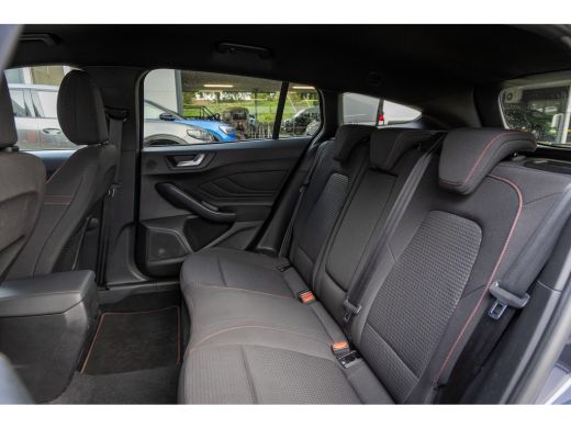 Ford Focus 1.0 EcoBoost Hybrid ST Line X Business | Trekhaak | Camera | Stoel/stuur/voorruit verwarming | Ap... ActivLease financial lease