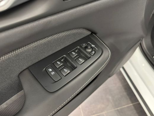 Volvo  V60 T6 Plug-in hybrid AWD Plus Dark | 360°-camera | Audio installatie premium | BLIS dodehoek detectie ActivLease financial lease