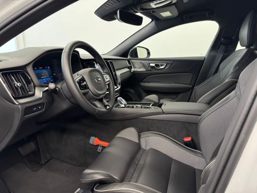 Volvo  V60 T6 Plug-in hybrid AWD Plus Dark | 360°-camera | Audio installatie premium | BLIS dodehoek detectie ActivLease financial lease