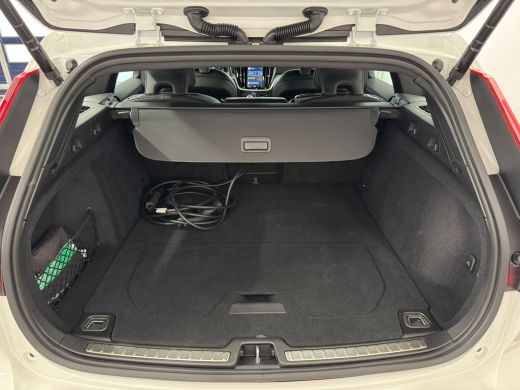 Volvo  V60 T6 Plug-in hybrid AWD Plus Dark | 360°-camera | Audio installatie premium | BLIS dodehoek detectie ActivLease financial lease