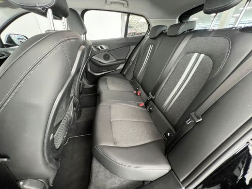 BMW 1 Serie 118i Introduction Edition | Achteruitrijcamera | Autonoom parkeren | Parkeersensoren voor en acht... ActivLease financial lease