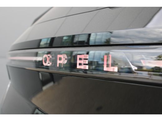 Opel Grandland GS | Draadloze telefoonlader (Inductie) | Elektronische klimaatregeling met twee zones | LED dagr... ActivLease financial lease