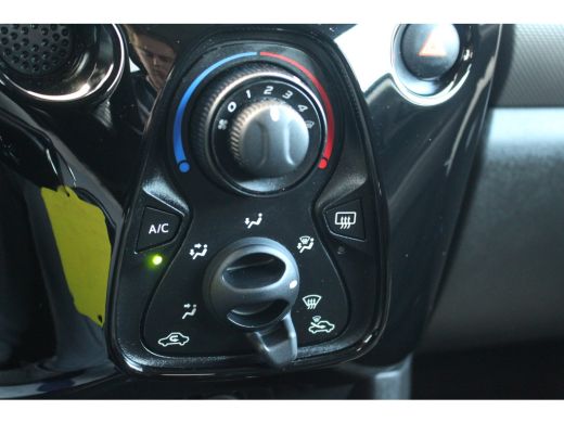 Peugeot 108 1.0 e-VTi Style | Bluetooth | Centrale Vergrendeling | Airco | LED | Getint Glas | | Bluetooth | ... ActivLease financial lease