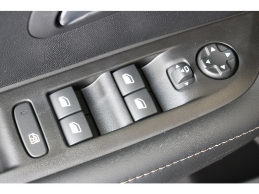 Peugeot 208 Allure | 16" Lichtmetalen velgen 'ELBORN' | Climate Control | Dashboard en deurpanelen in kunstst... ActivLease financial lease