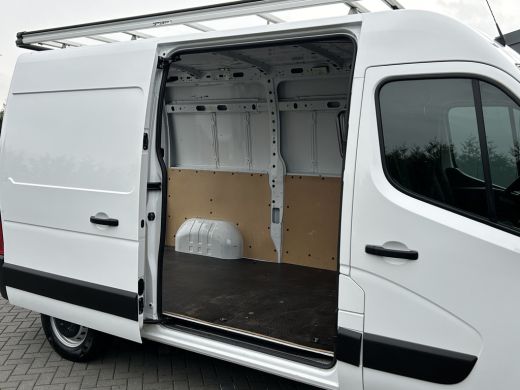 Renault Master T35 2.3 dCi 136 PK / L2H2 / 37.618 KM !! / 1e EIG. / IMPERIAAL / AIRCO / CRUISE / NAVI / CAMERA /... ActivLease financial lease