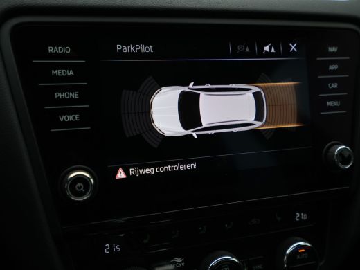 Skoda Octavia Combi 1.5 TSI 150pk DSG Greentech Business Edition Panorama Trekhaak Stoelverwarming Carplay 189 ActivLease financial lease