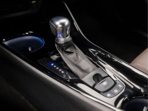 Toyota C-HR 1.8 Hybrid Sport Automaat (NAVIGATIE, LEDER, CAMERA, KEYLESS, STOELVERWARMING, ZWART HEMEL, SPORT... ActivLease financial lease