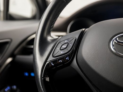Toyota C-HR 1.8 Hybrid Sport Automaat (NAVIGATIE, LEDER, CAMERA, KEYLESS, STOELVERWARMING, ZWART HEMEL, SPORT... ActivLease financial lease