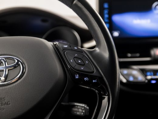 Toyota C-HR 1.8 Hybrid Sport Automaat (NAVIGATIE, LEDER, CAMERA, KEYLESS, STOELVERWARMING, ZWART HEMEL, SPORT... ActivLease financial lease