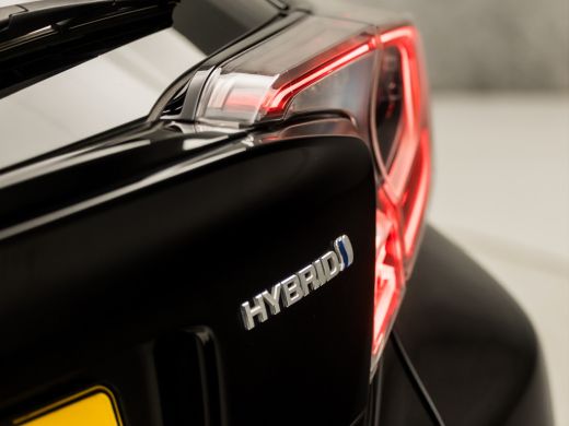 Toyota C-HR 1.8 Hybrid Sport Automaat (NAVIGATIE, LEDER, CAMERA, KEYLESS, STOELVERWARMING, ZWART HEMEL, SPORT... ActivLease financial lease