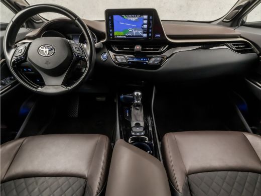 Toyota C-HR 1.8 Hybrid Sport Automaat (NAVIGATIE, LEDER, CAMERA, KEYLESS, STOELVERWARMING, ZWART HEMEL, SPORT... ActivLease financial lease
