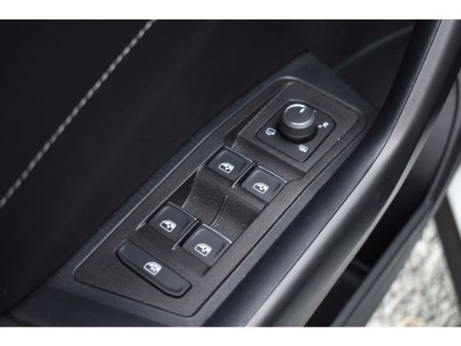 Volkswagen T-Roc 1.5 TSI DSG 150PK STYLE VIRTUAL/IQ-LIGHT/TREKHAAK ActivLease financial lease