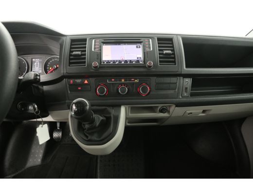 Volkswagen Transporter 2.0 TDI L2H1 | 140PK | DC | Airco | Cruise | Carplay | Trekhaak | Navi | Imperiaal | Parkeersens. ActivLease financial lease