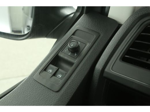 Volkswagen Transporter 2.0 TDI L2H1 | 140PK | DC | Airco | Cruise | Carplay | Trekhaak | Navi | Imperiaal | Parkeersens. ActivLease financial lease